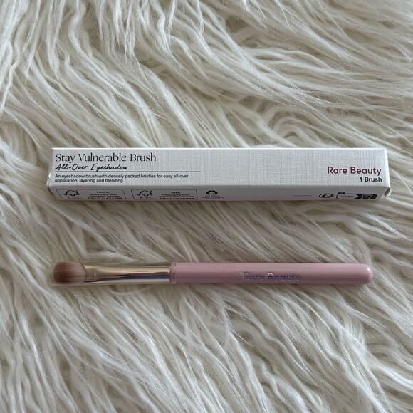 Rare Beauty Stay Vulnerable All-Over Eyeshadow Brush - Picture 2 of 10